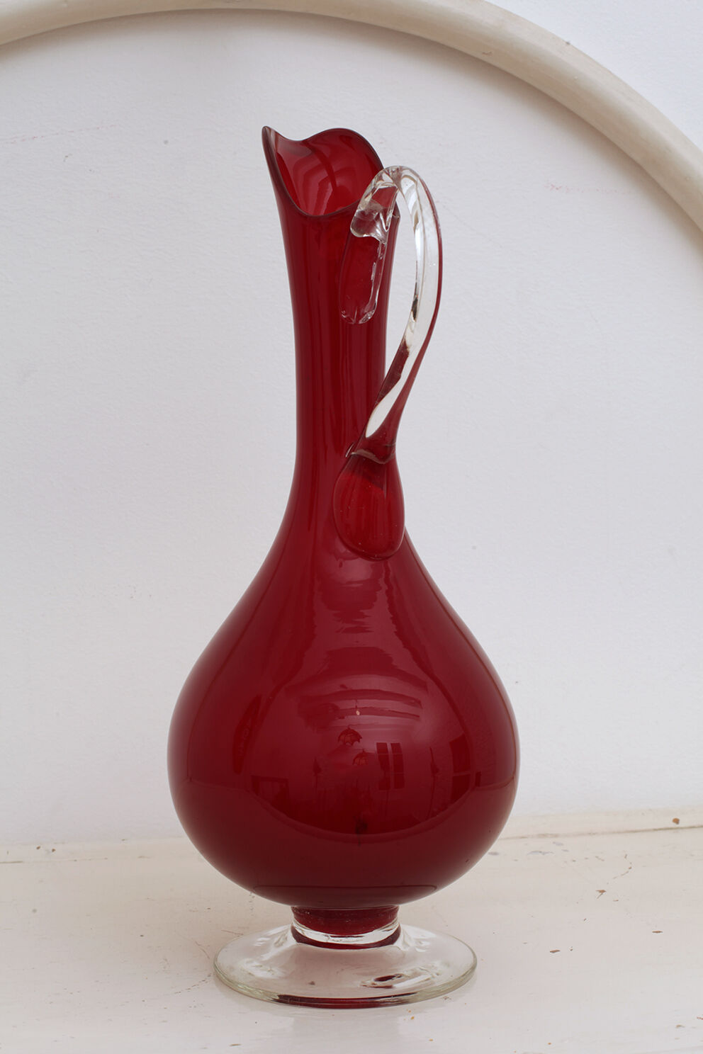 Vase carafe élégante en verre rouge