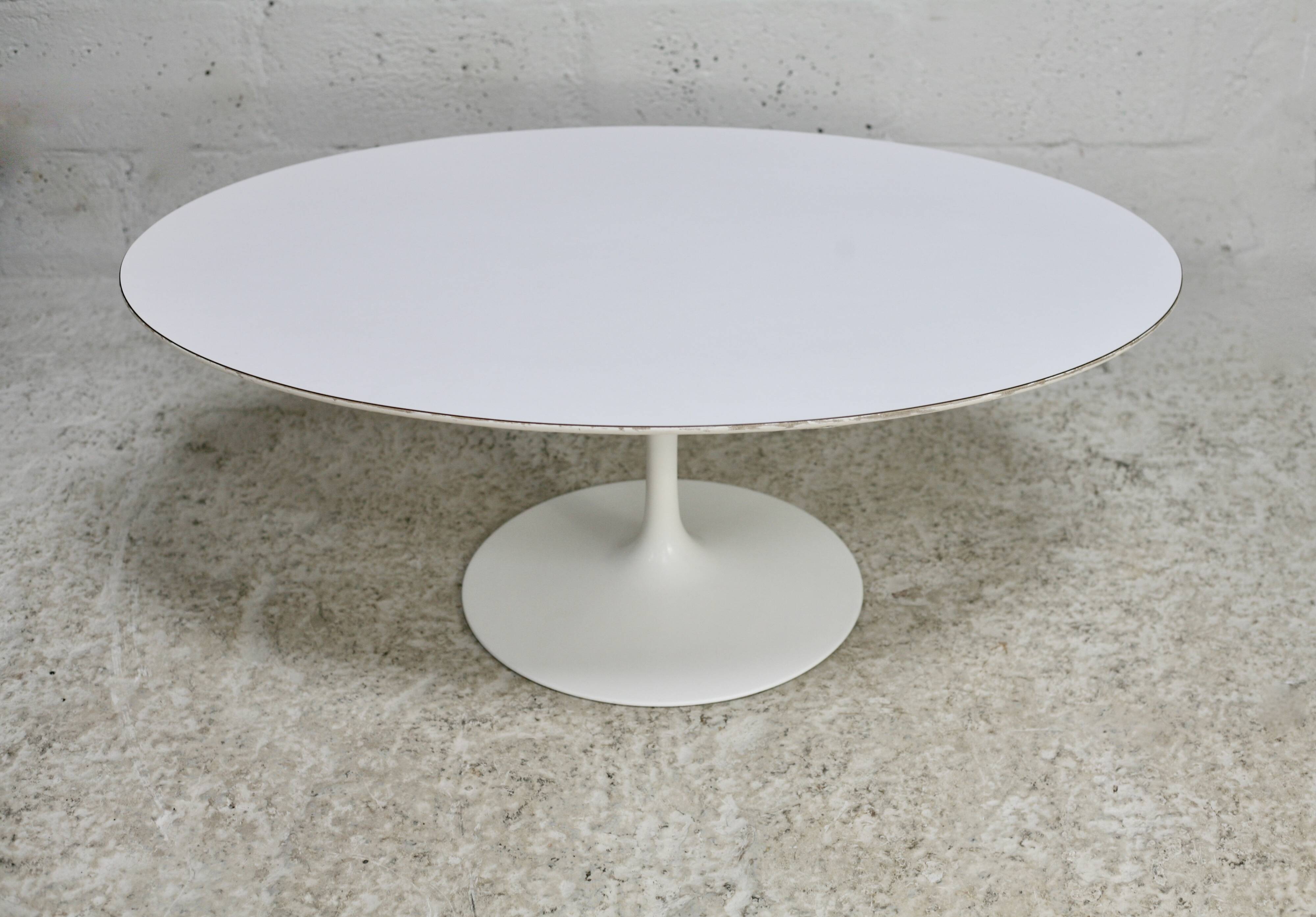 Knoll coffee table, Eero Saarinen, "tulip" model, white melamine wood. Signed, USA, circa 1960