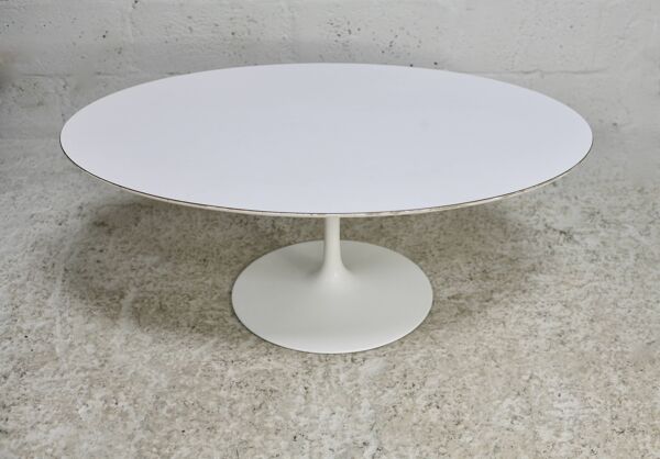 Table basse Knoll, Eero Saarinen, modèle ''tulipe'', bois mélaminé blanc. Signée, USA, circa 1960