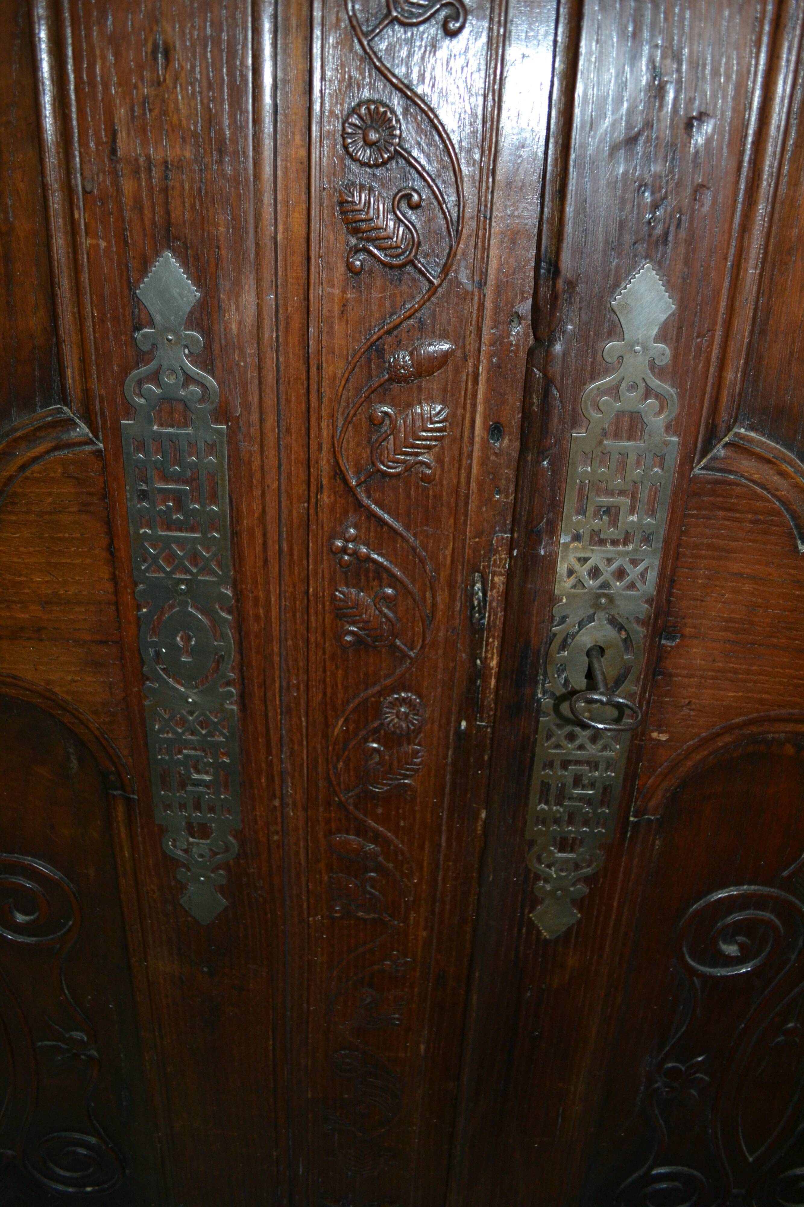 Armoire de mariage en chêne sculpté XVIIIeme