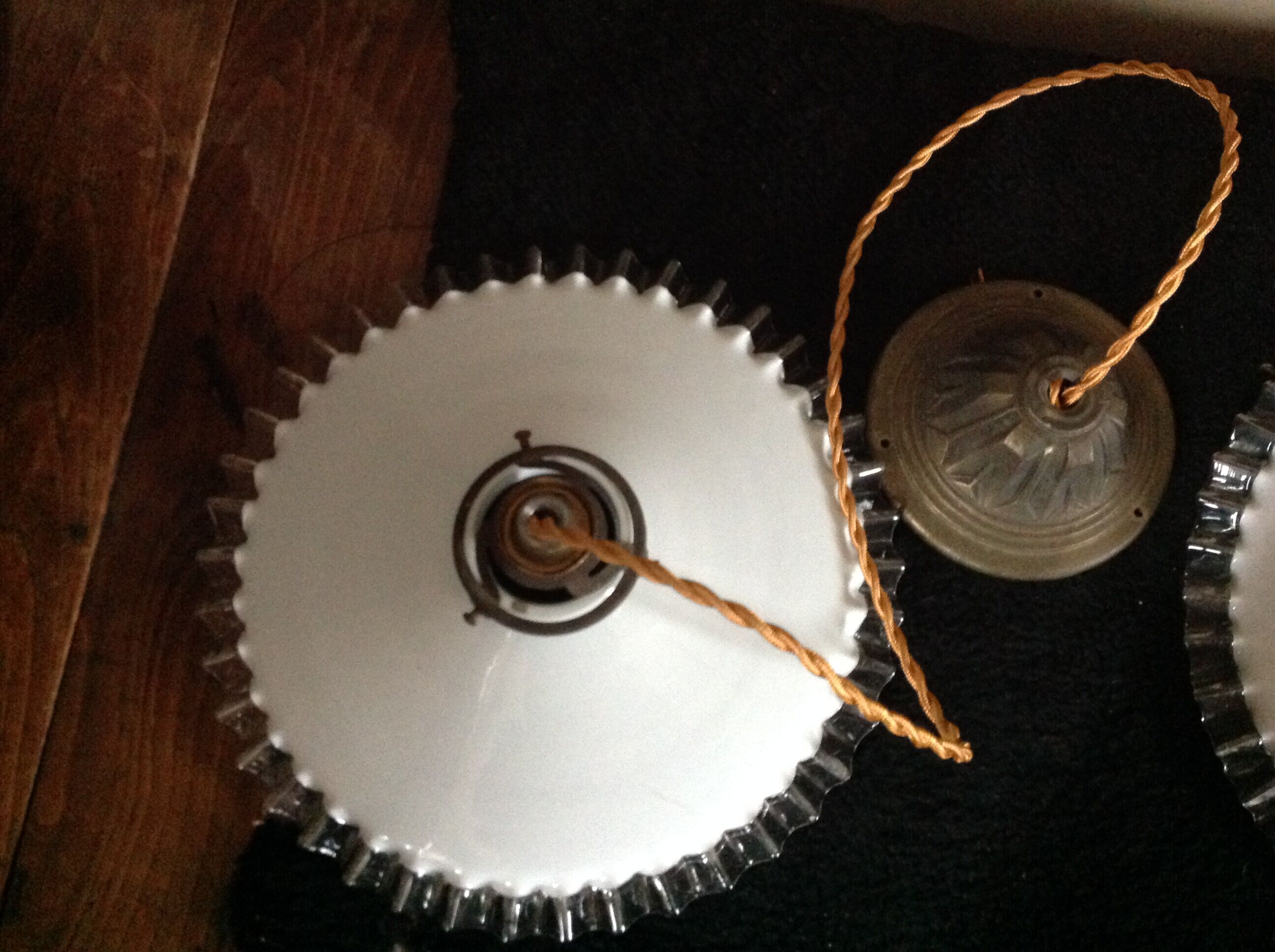 Duo de suspensions en opaline vintage