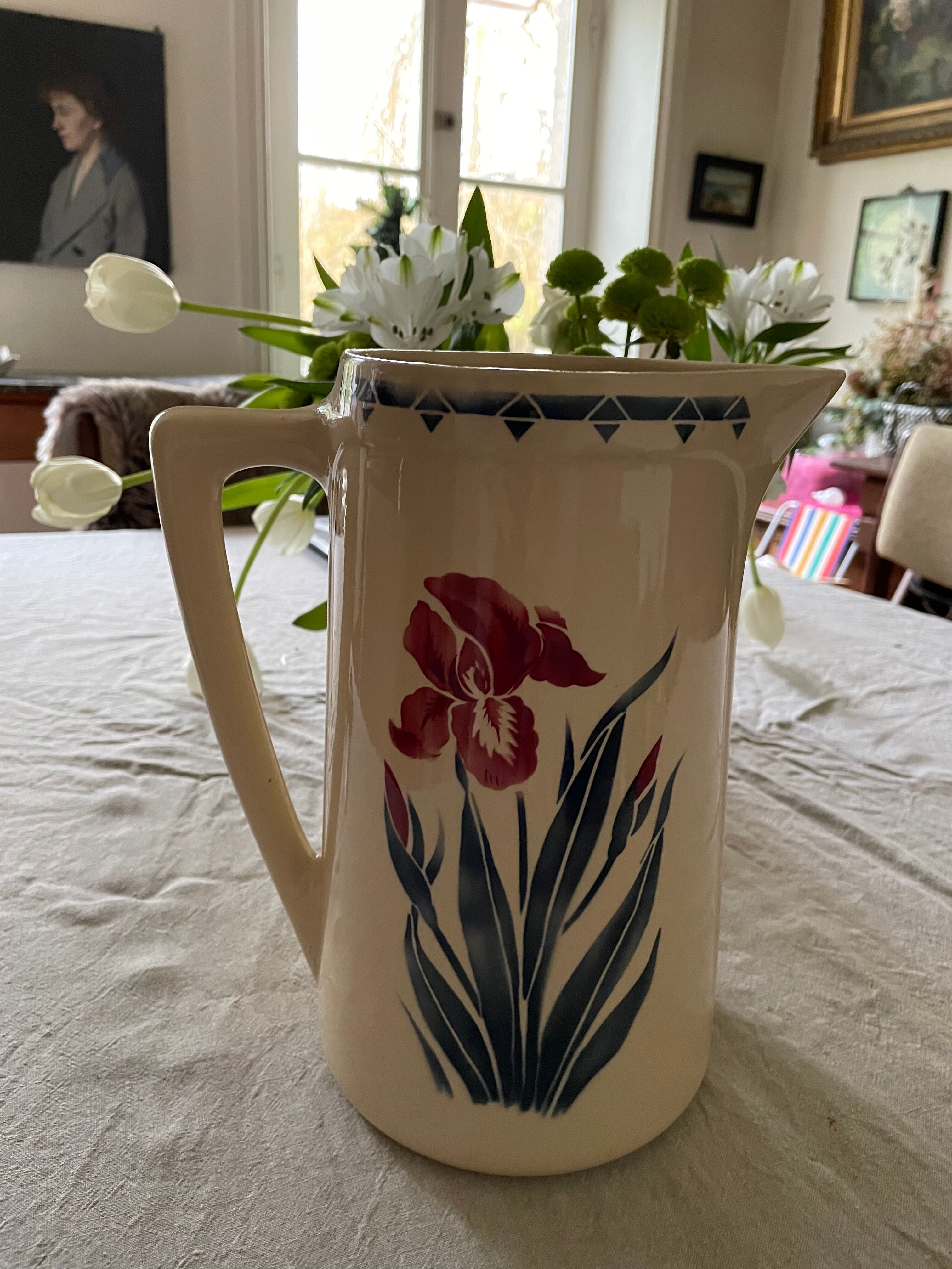 Pichet en faïence Luneville au décor d’iris