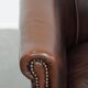 Fauteuil club de couleur foncée en cuir de vachette