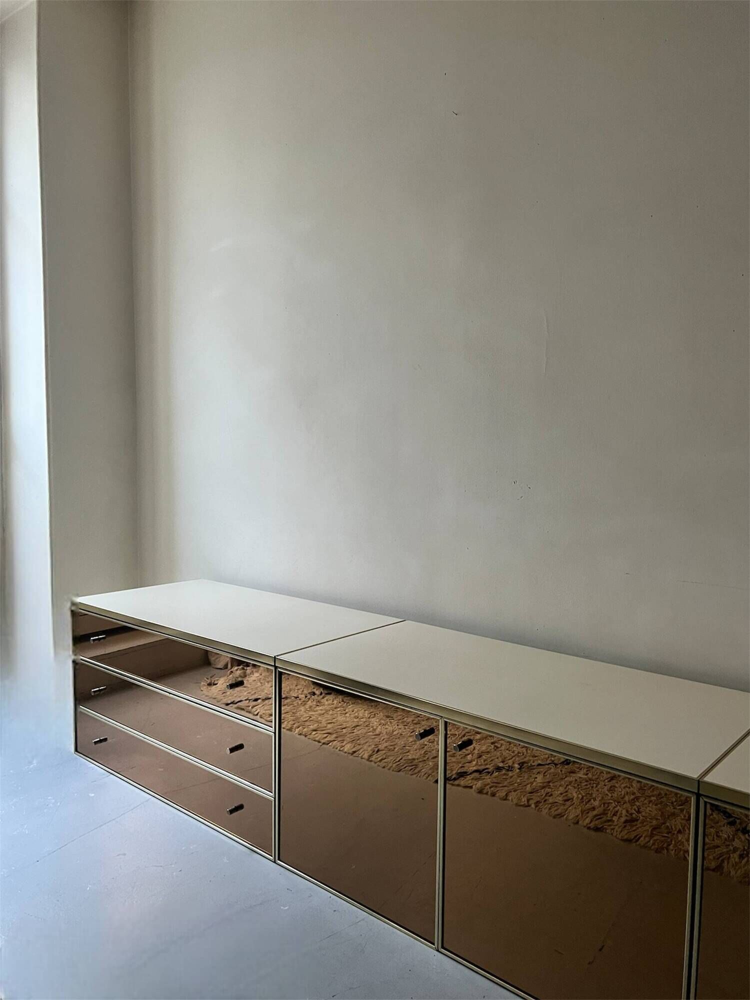 Low ivory lacquered enfilade, smoked mirror & brass JC Mahey, design 1970.