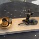 Table lamp, Biche, fawn in gilded brass on a beige marble base, art deco Velvet underside