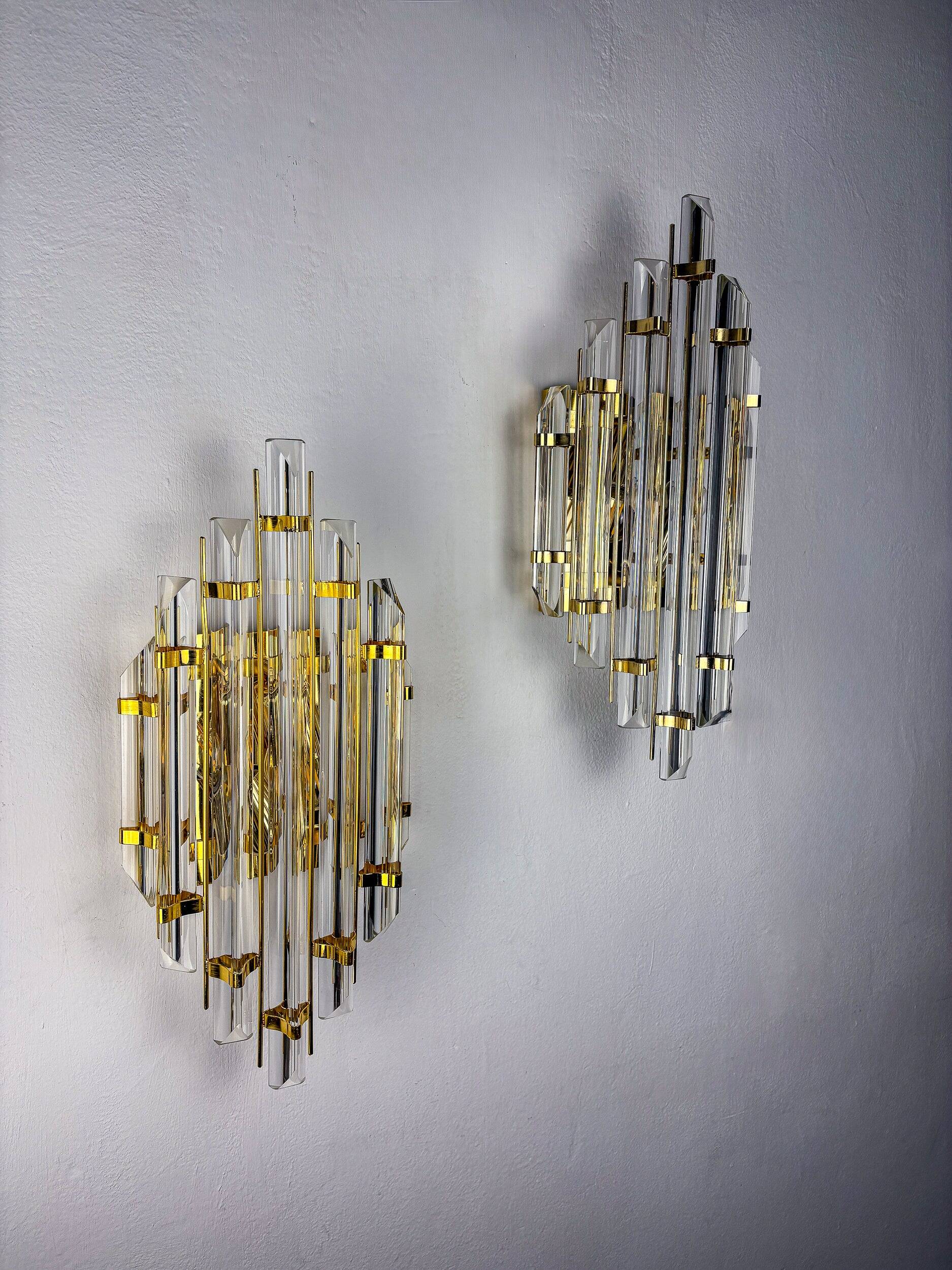 Paire de grands appliques Venini, en verre taillé Triedi, Italie, vers les années 1970.