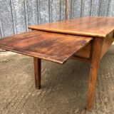 Table de ferme ancienne en cerisier massif avec 3 tiroirs et 1 tirette.