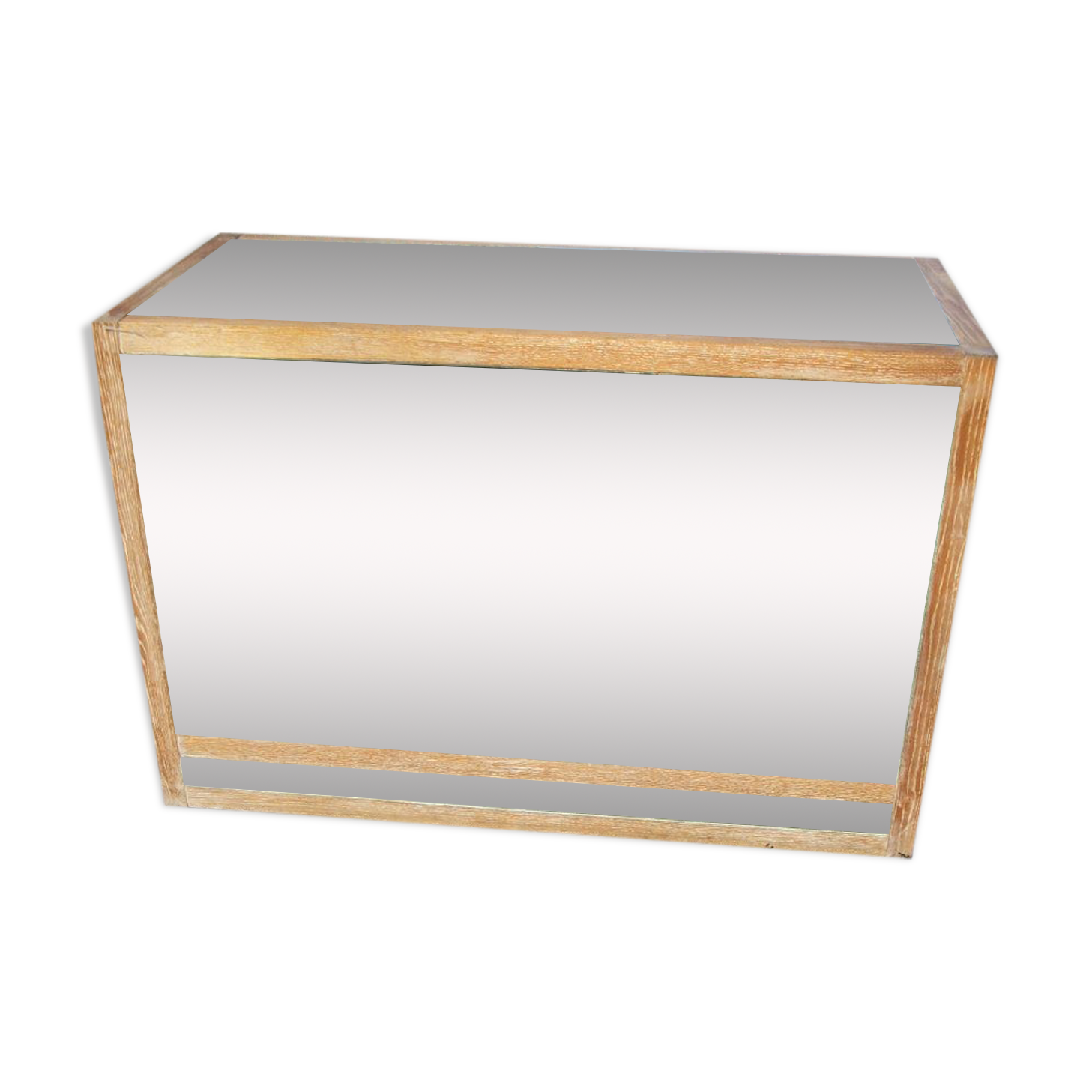 Small vintage buffet of commerce surrounded by mirrors