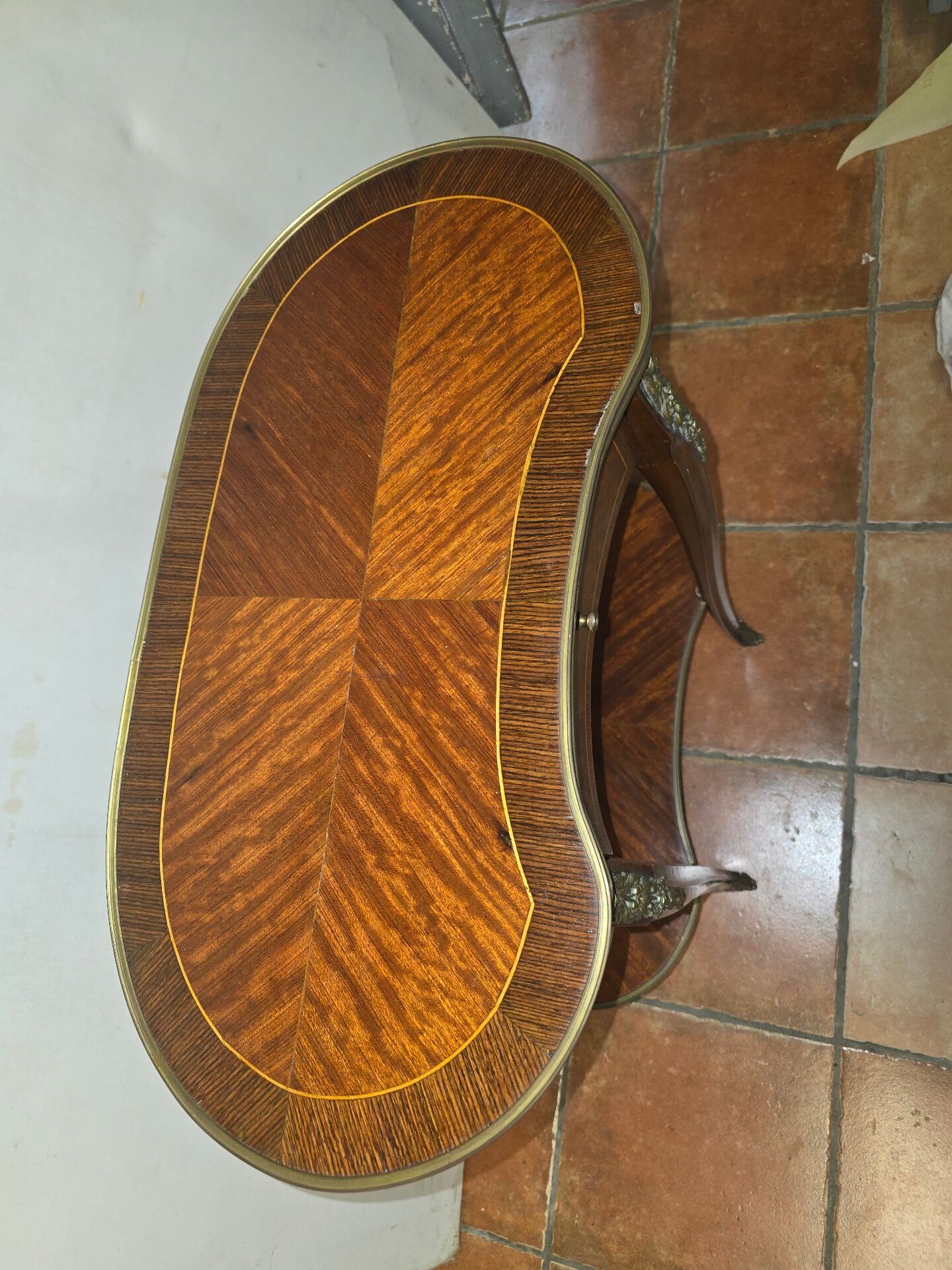 Kidney-shaped side table in Louis XVI style with marquetry.
