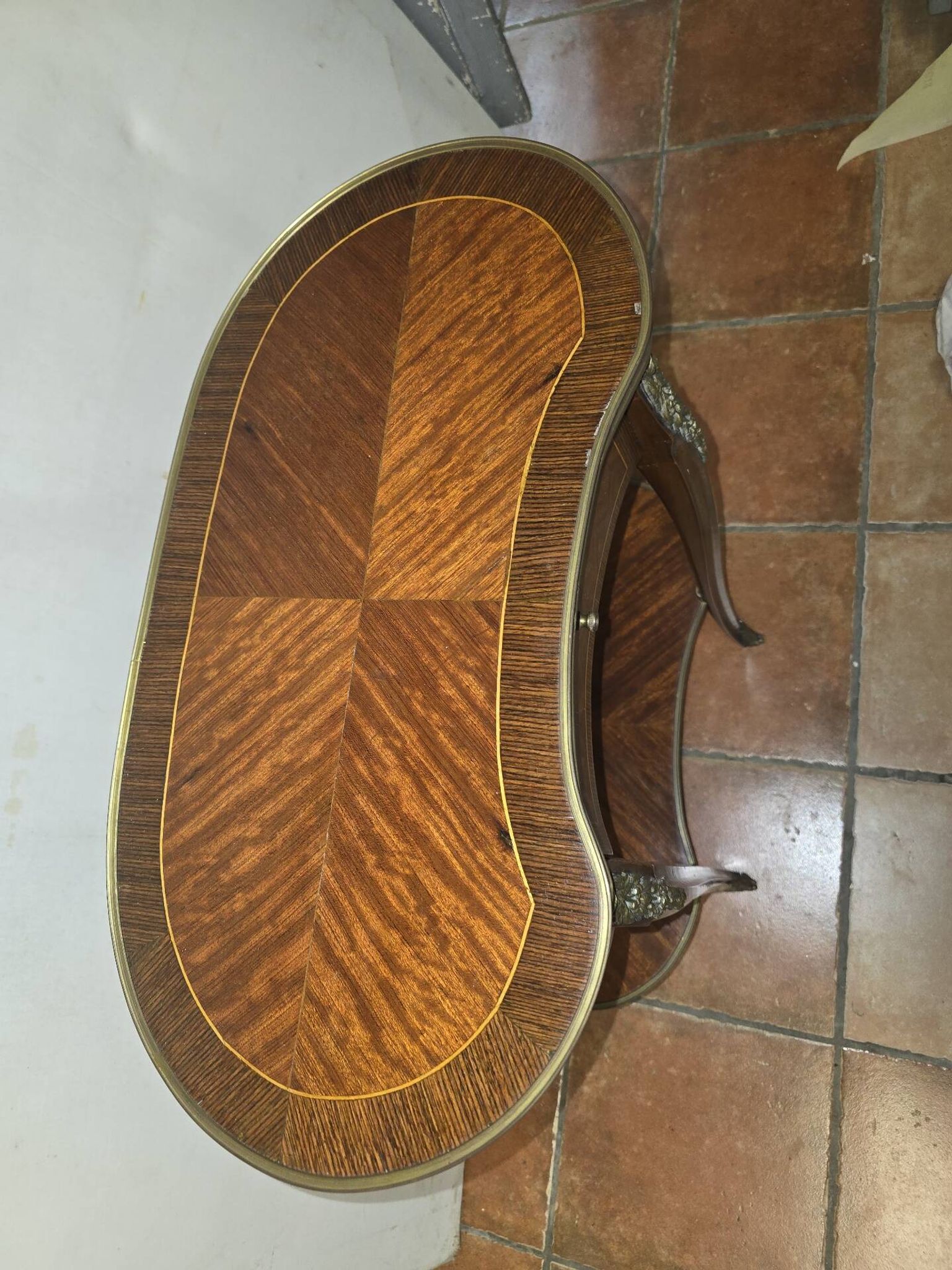 Table d'appoint rognon style Louis XVI en marqueterie