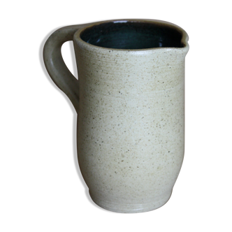 Pitcher in beige speckled sandstone
