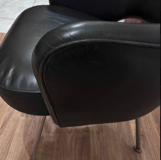Conference chairs by Eero Saarinen for Knoll