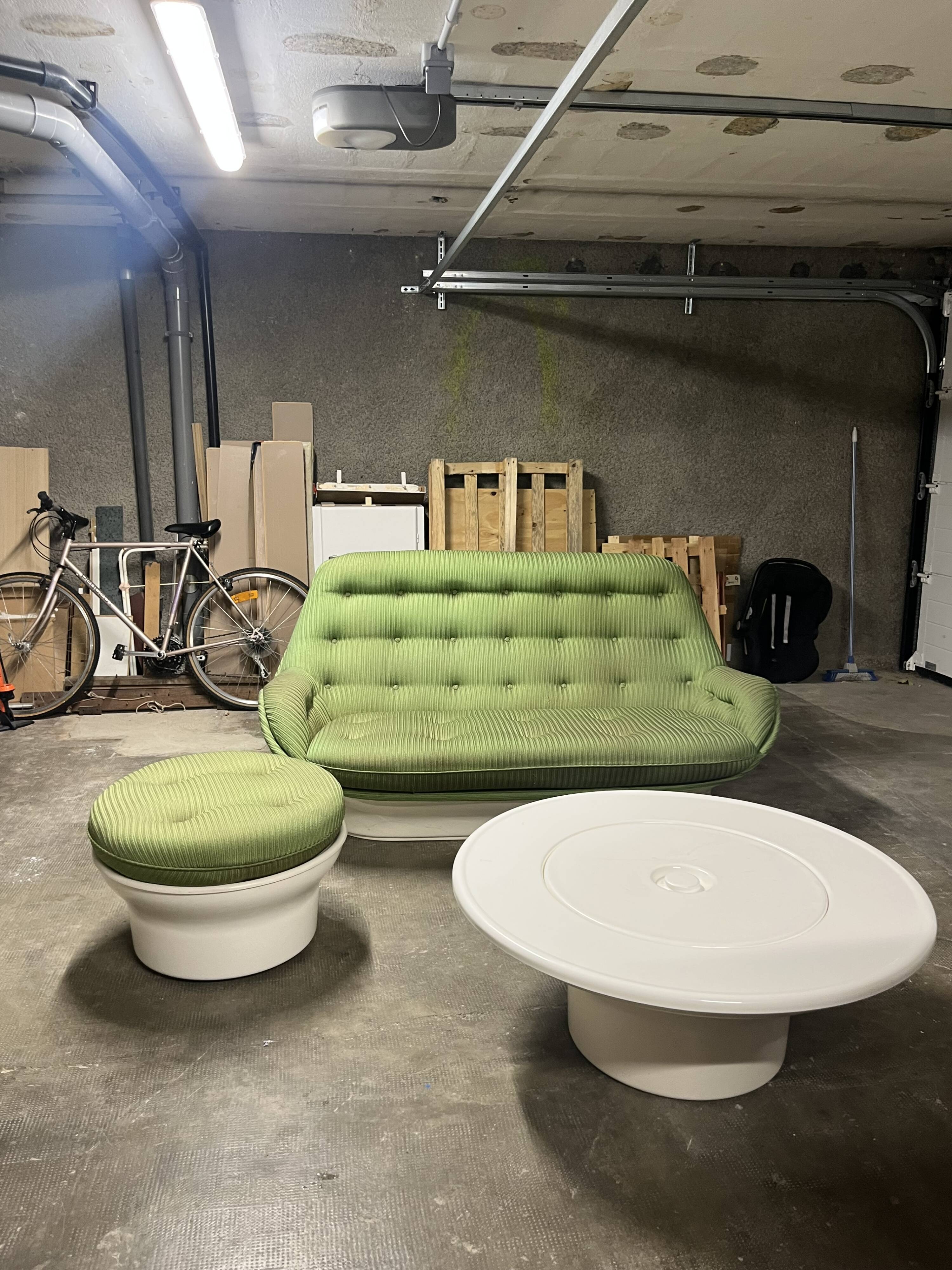 Michel Cadestin – Canapé, pouf et table basse Space Age 1970