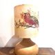 Lampe en bois et  abat jour à décor d'oiseau