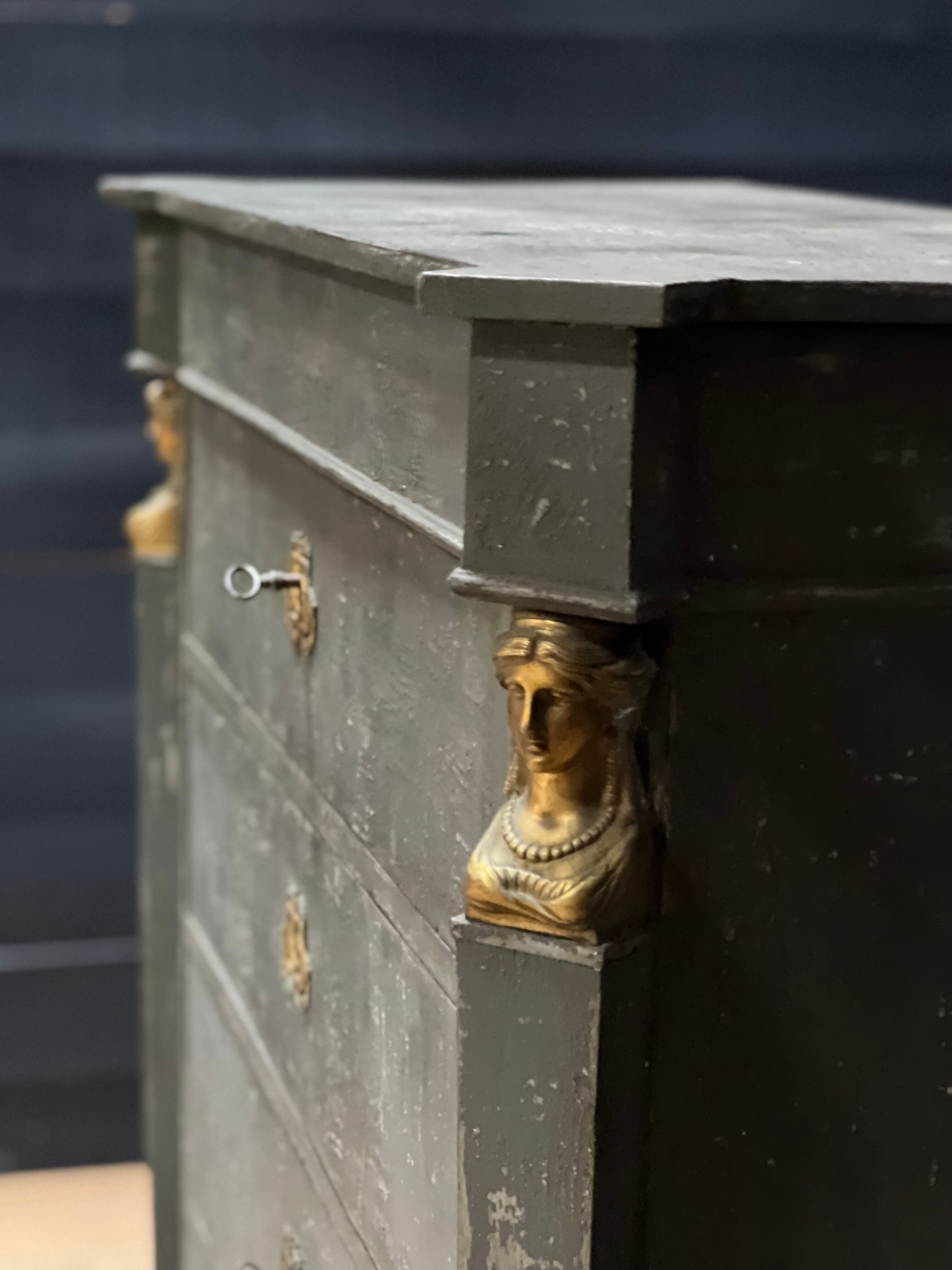 Commode patinée