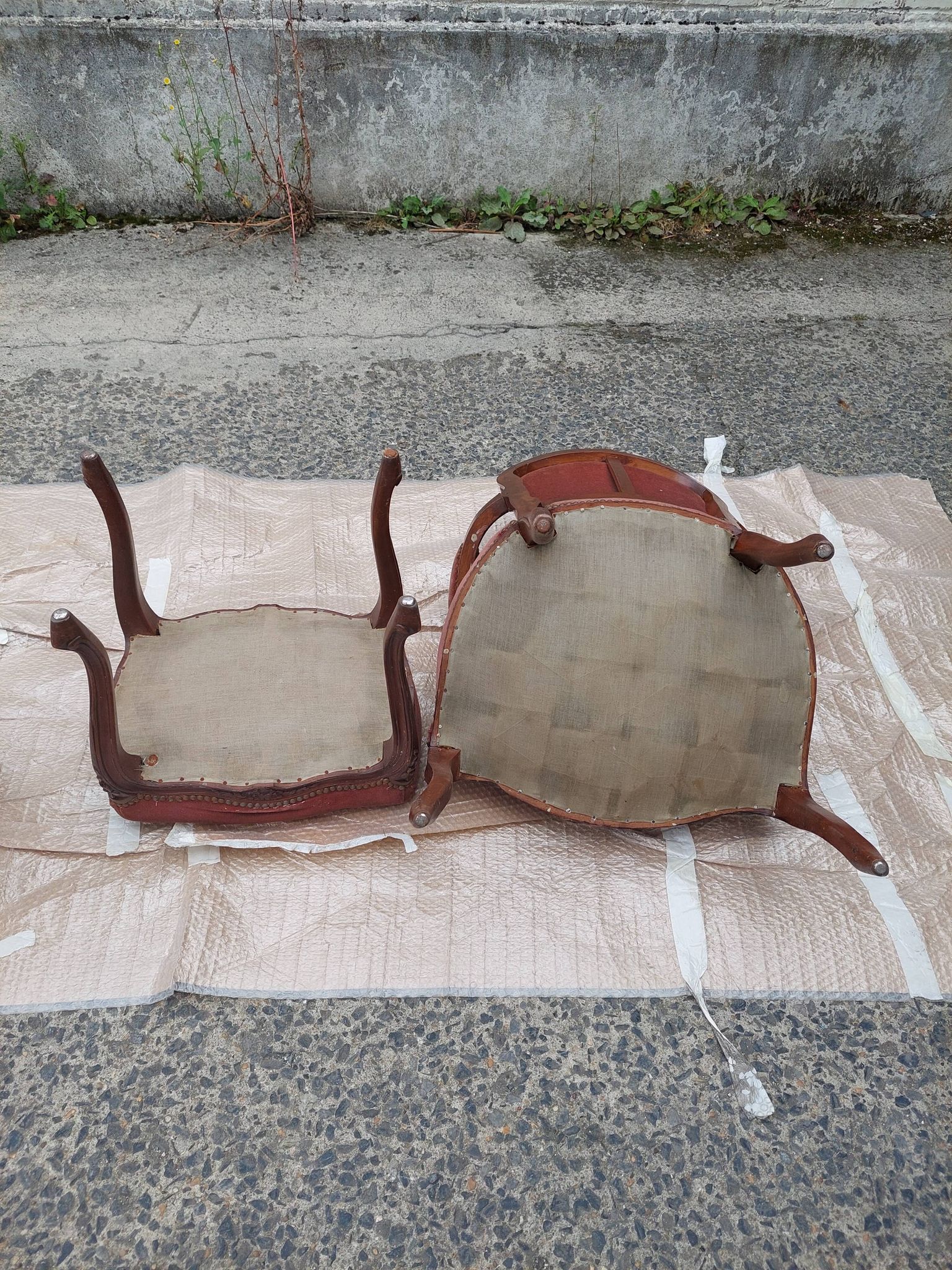Paire de fauteuils avec ses reposes pieds style Louis Philippe en noyer