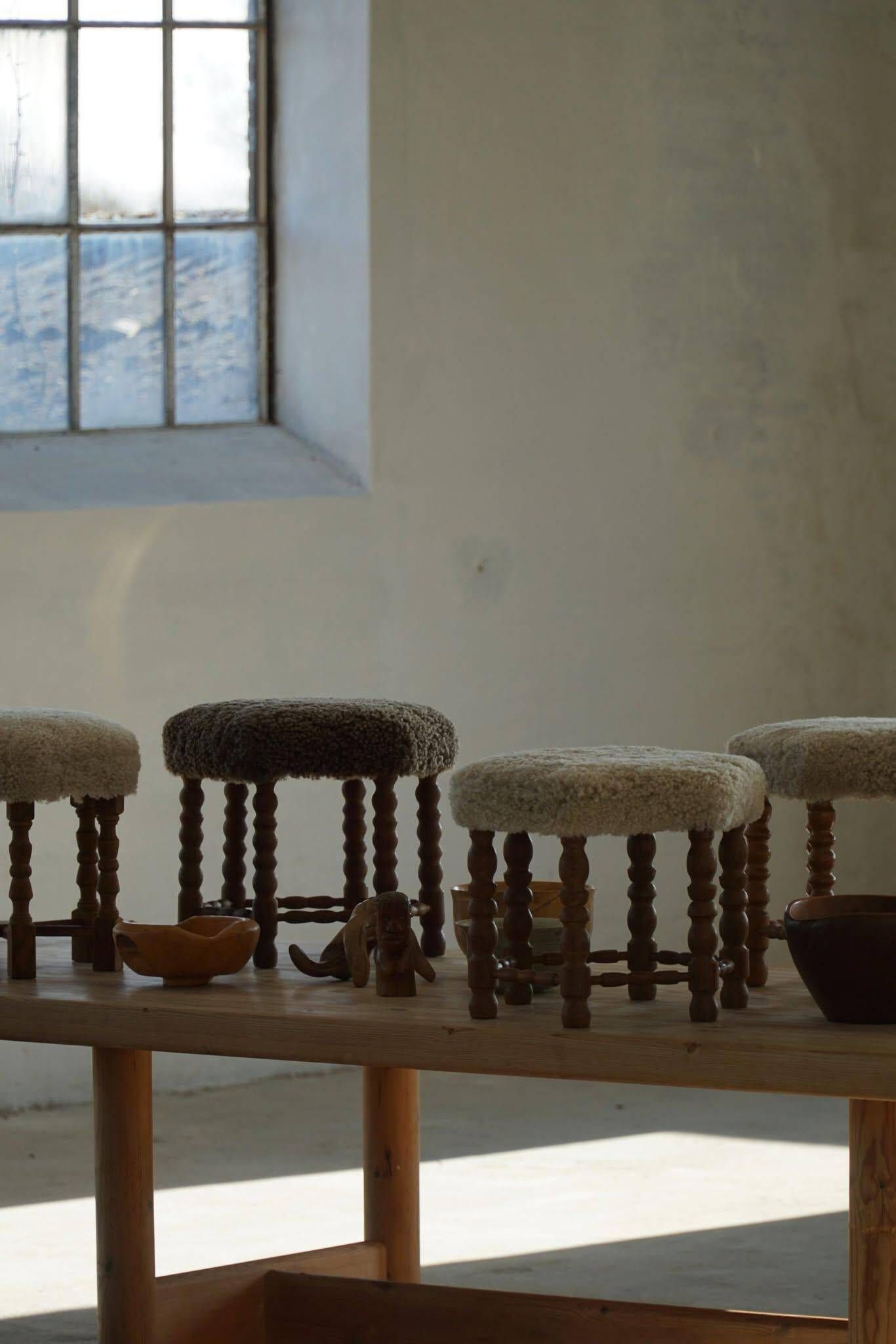 Un tabouret hexagonal en chêne, siège réhabilité en laine d'agneau, design danois des années 1950