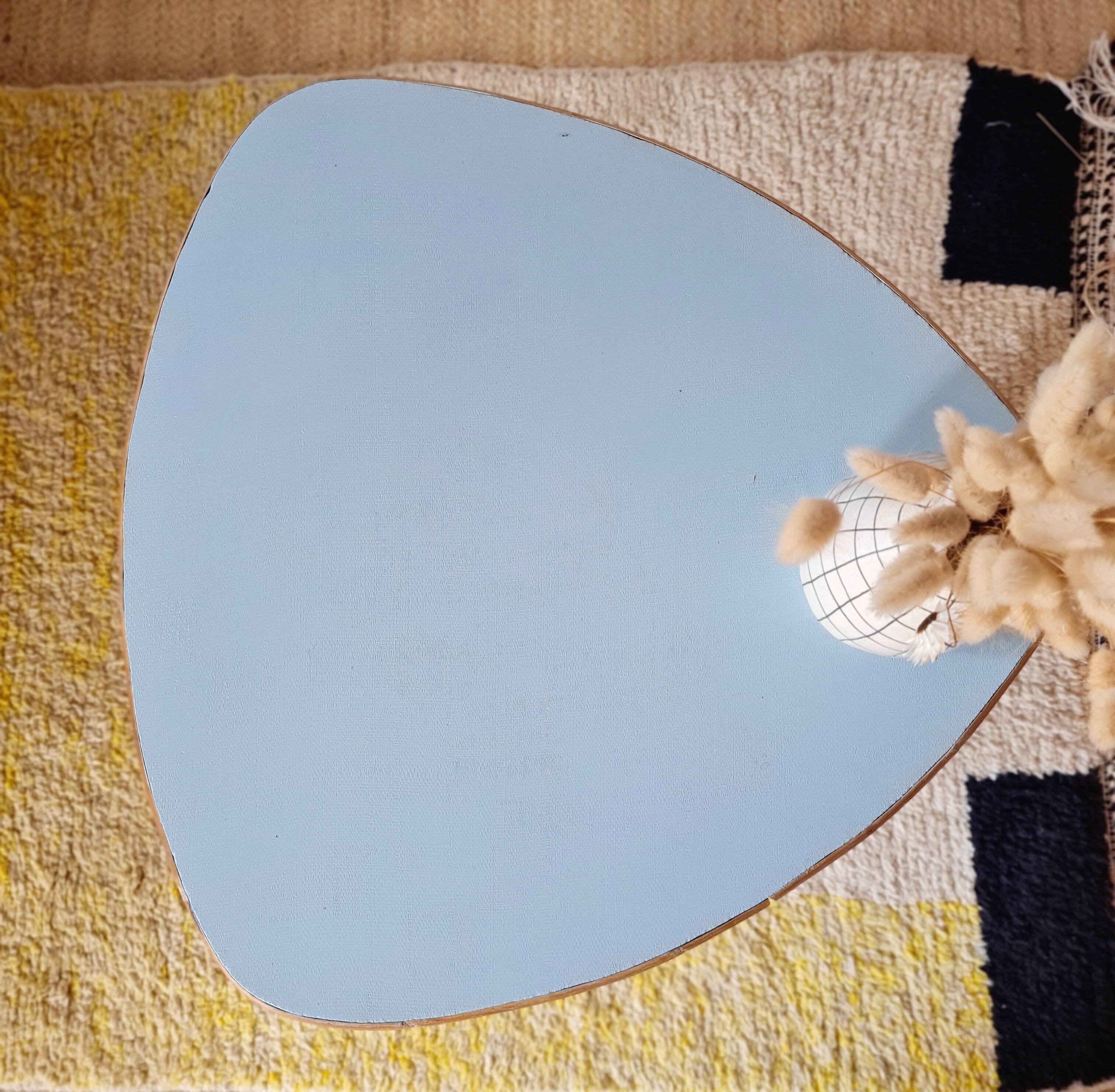 Tripod coffee table – Rattan & Bamboo – Sky blue oval top – 60s