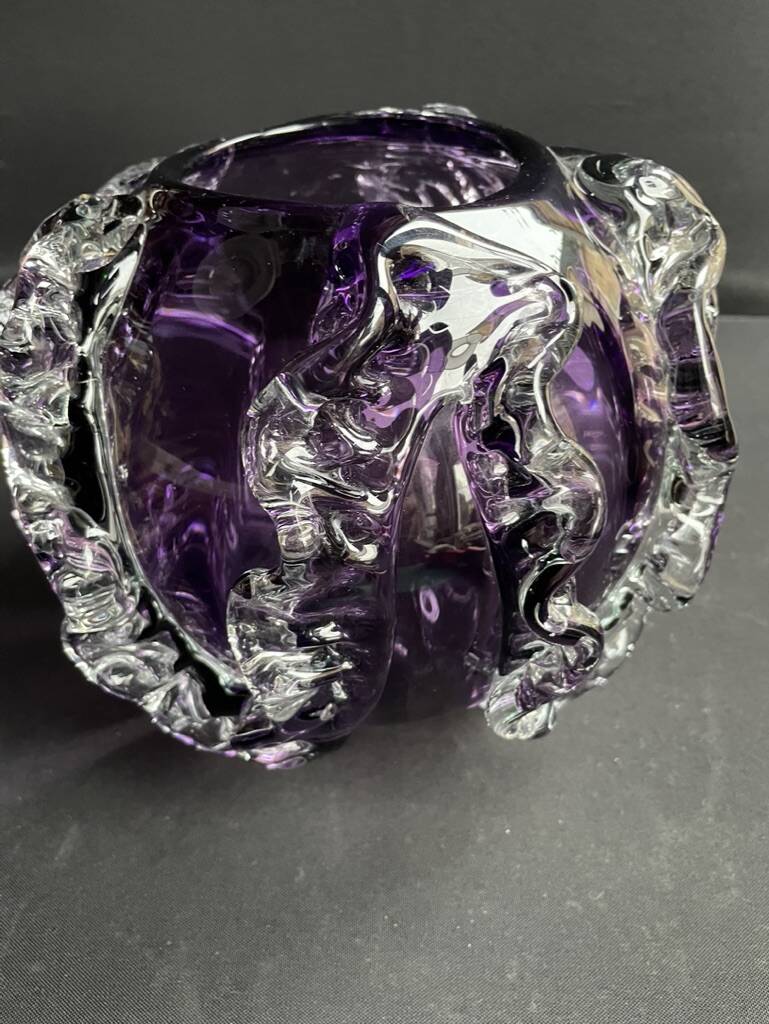 Gros vase boule à base plane en verre soufflé violet et blanc