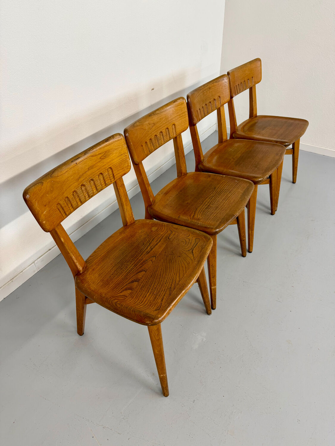 Set of 4 vintage solid oak chairs, 1960s design with sculpted backrest.