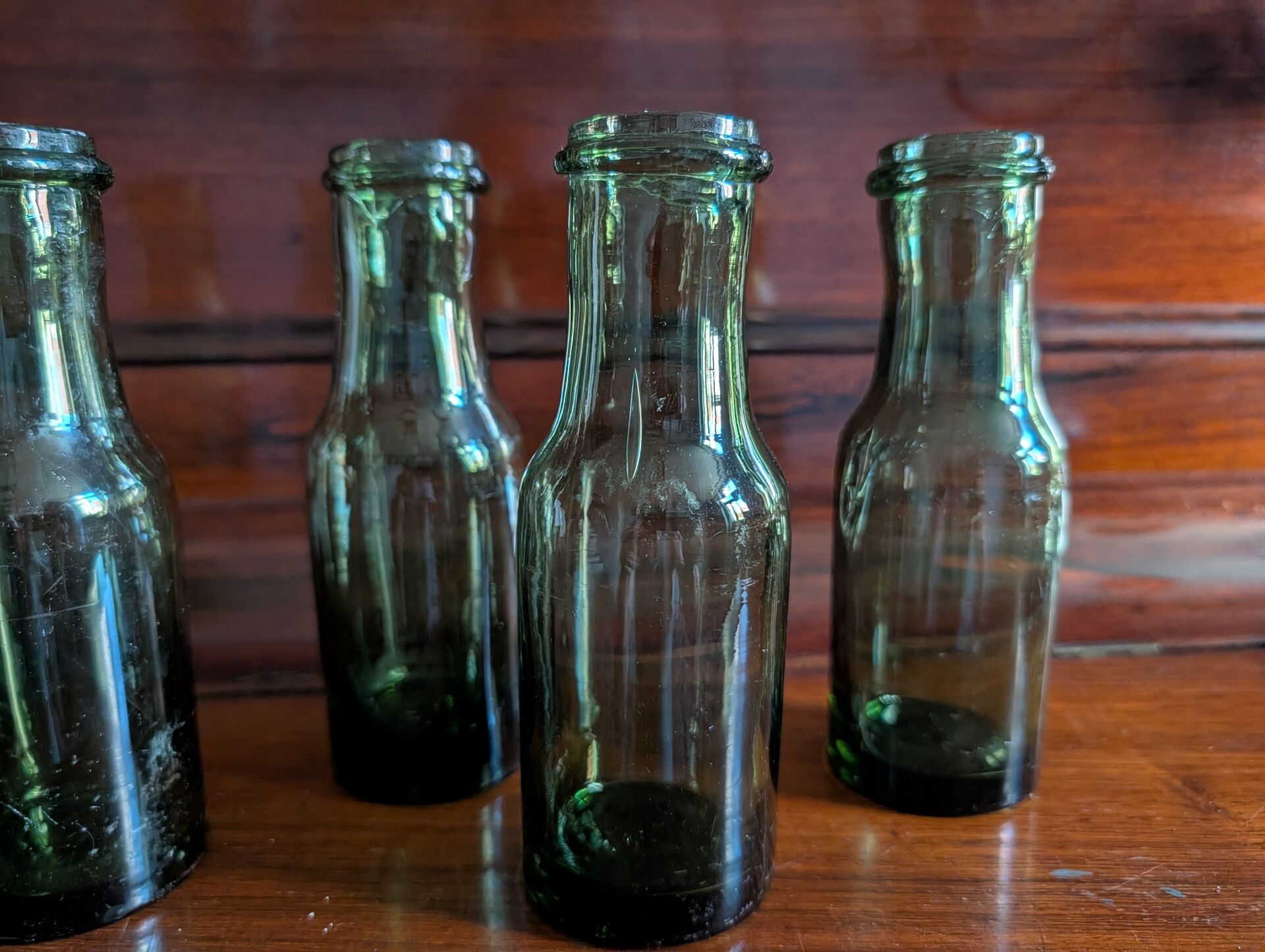 Lot de 5 bouteilles anciennes en verre vert olive