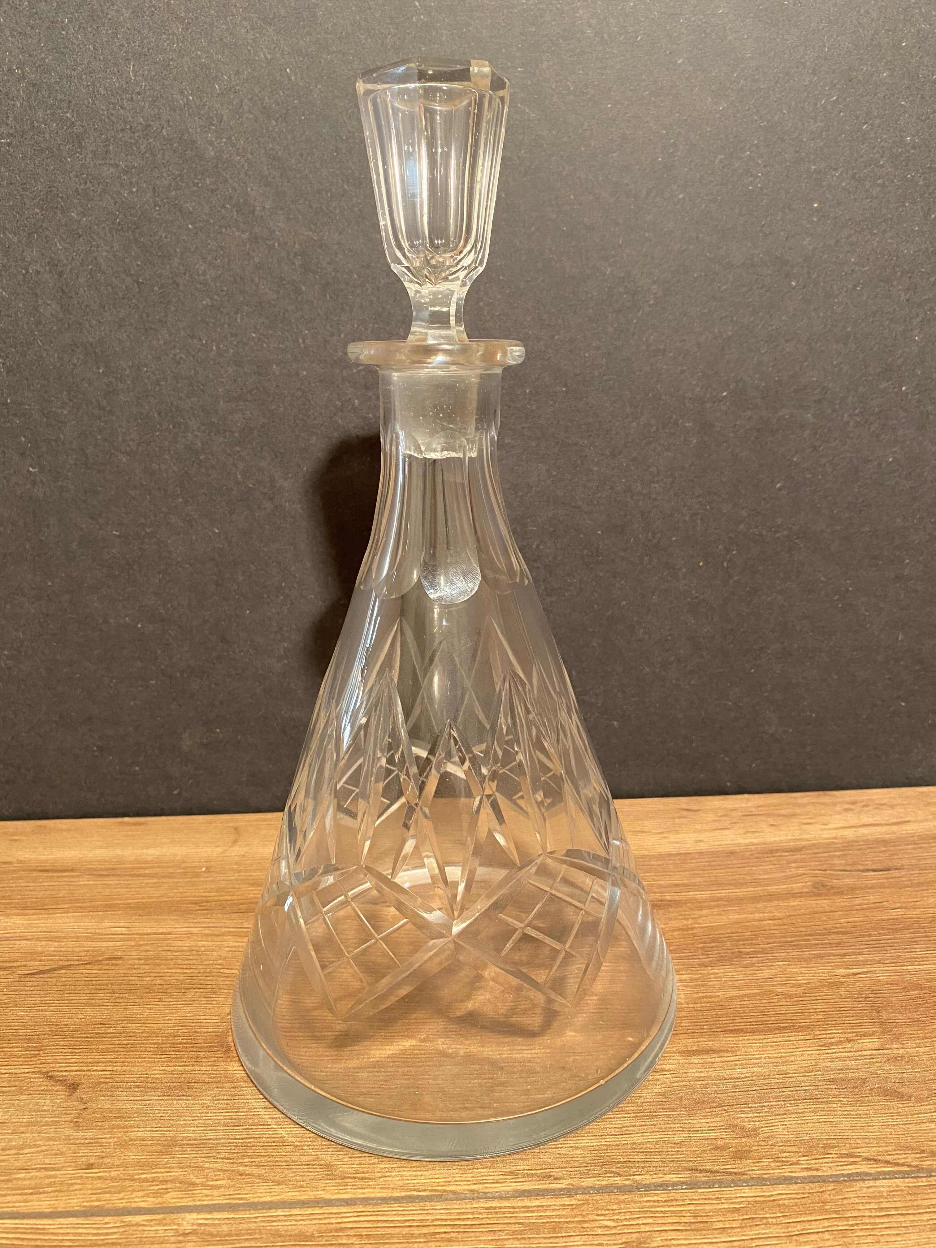 Piriform carafe in cut crystal