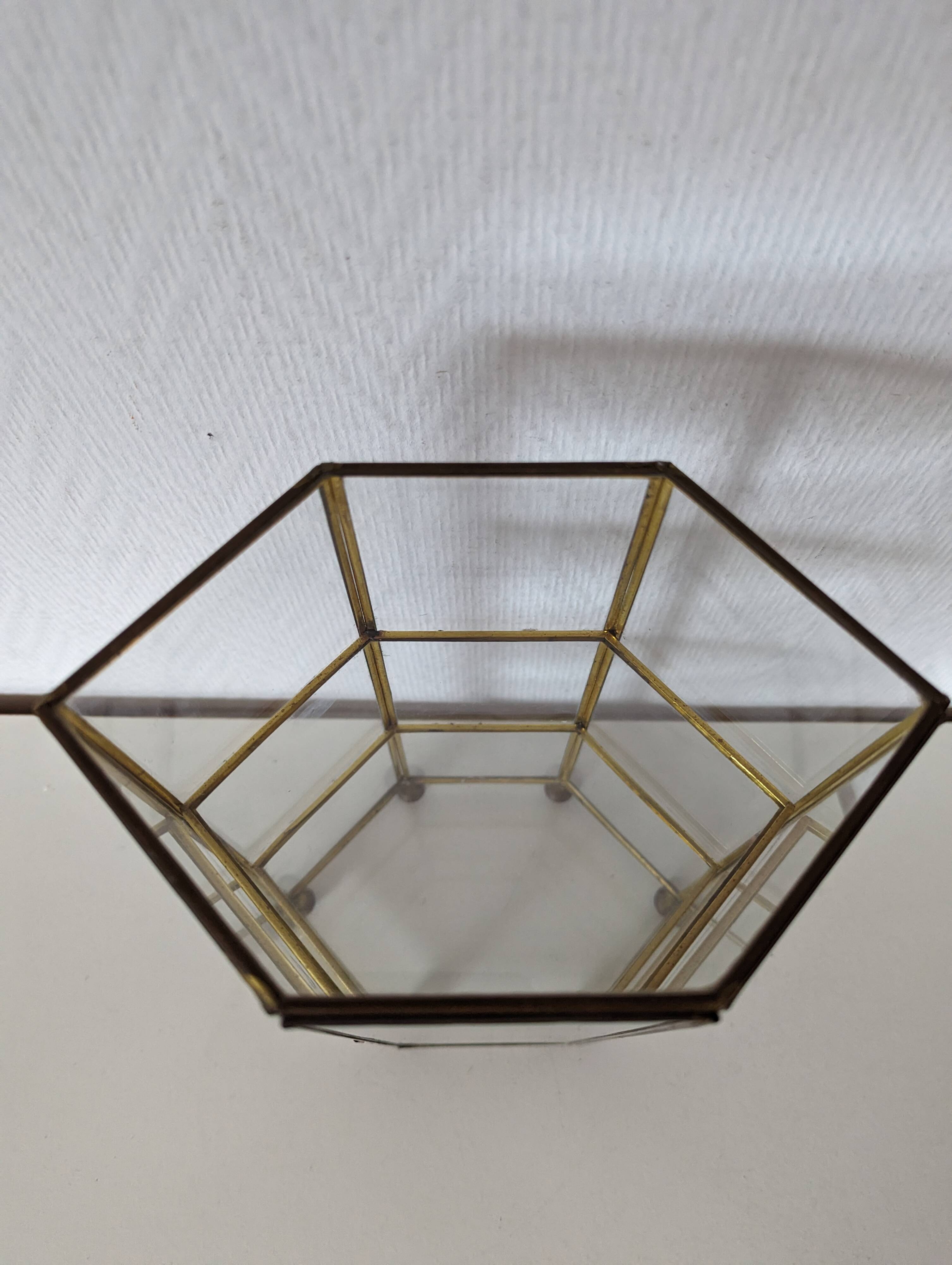 Vitrine pour miniatures, armoire en verre et laiton