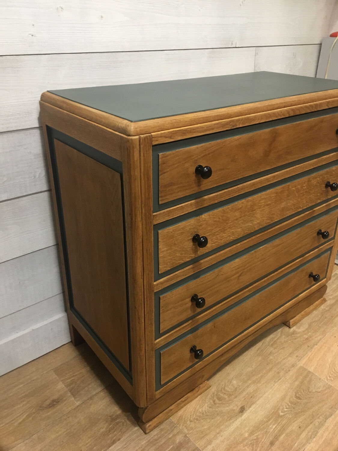 Solid oak chest of drawers