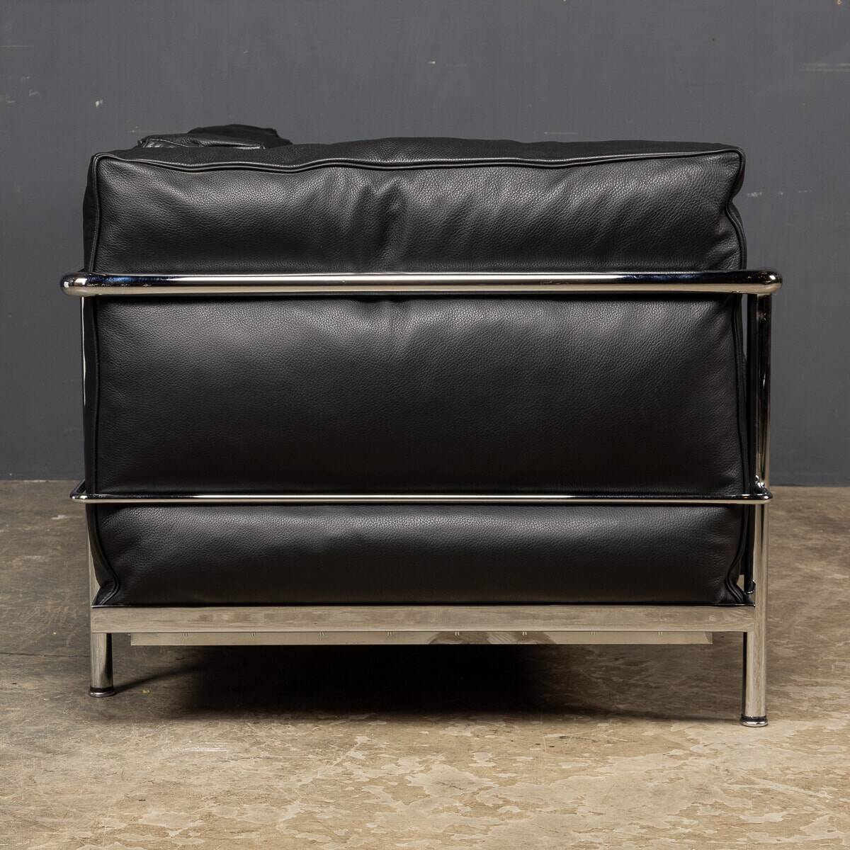 3 fauteuil grand confort, deux places cassina sofa. le corbusier