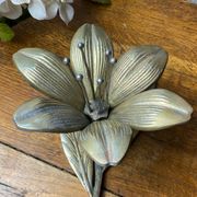 Individual flower-shaped ashtrays, solid brass, 1960s/70s