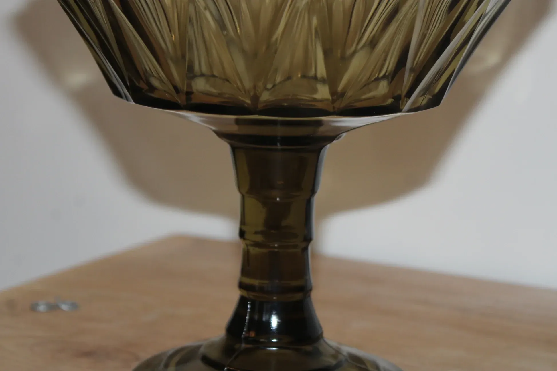 Vintage smoked glass footed bowl – Scalloped edge compote – Ø 23 cm