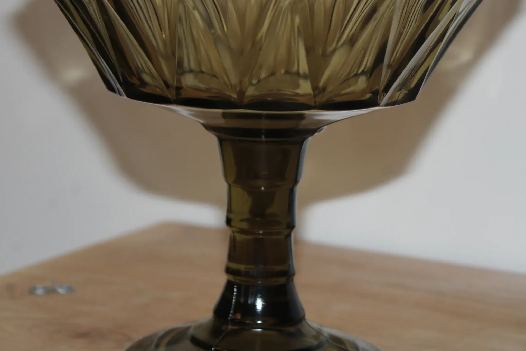 Coupe sur pied vintage en verre fumé – Compotier à bord festonné – Ø 23 cm