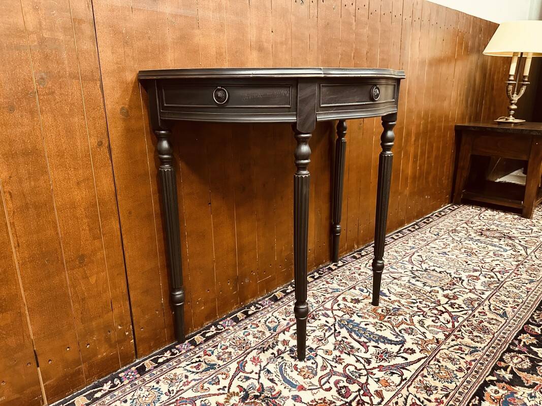 Classic black English Sidetable with leather top
