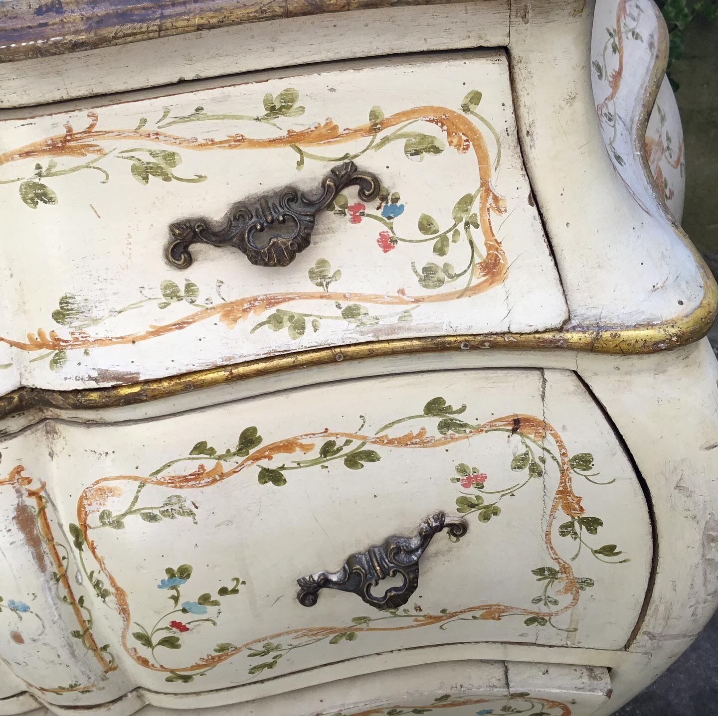 Venetian chest of drawers
