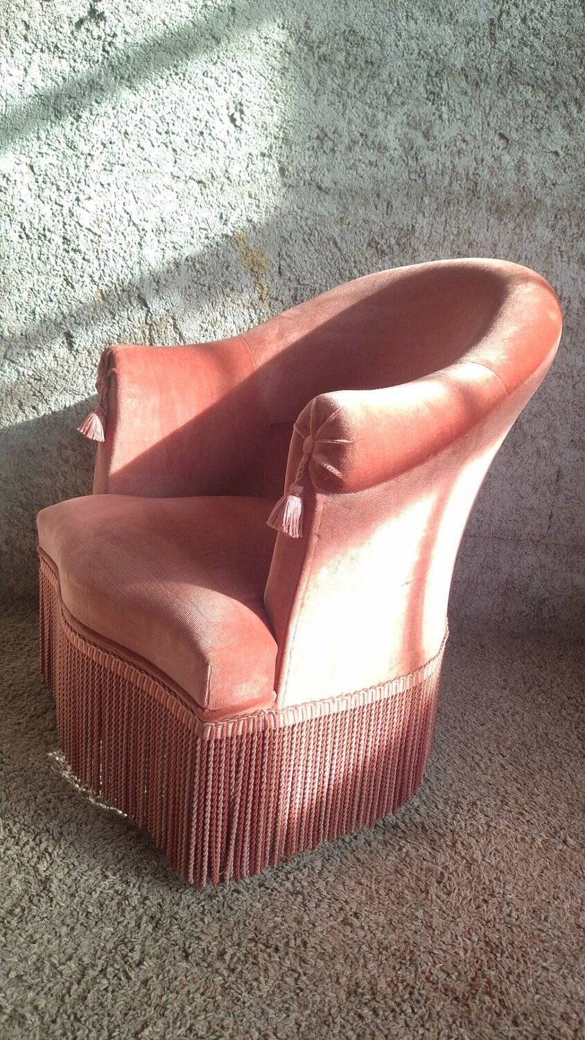 Set of crapaud armchair and 2 Napoleon III pink velvet poufs from the 19th century.