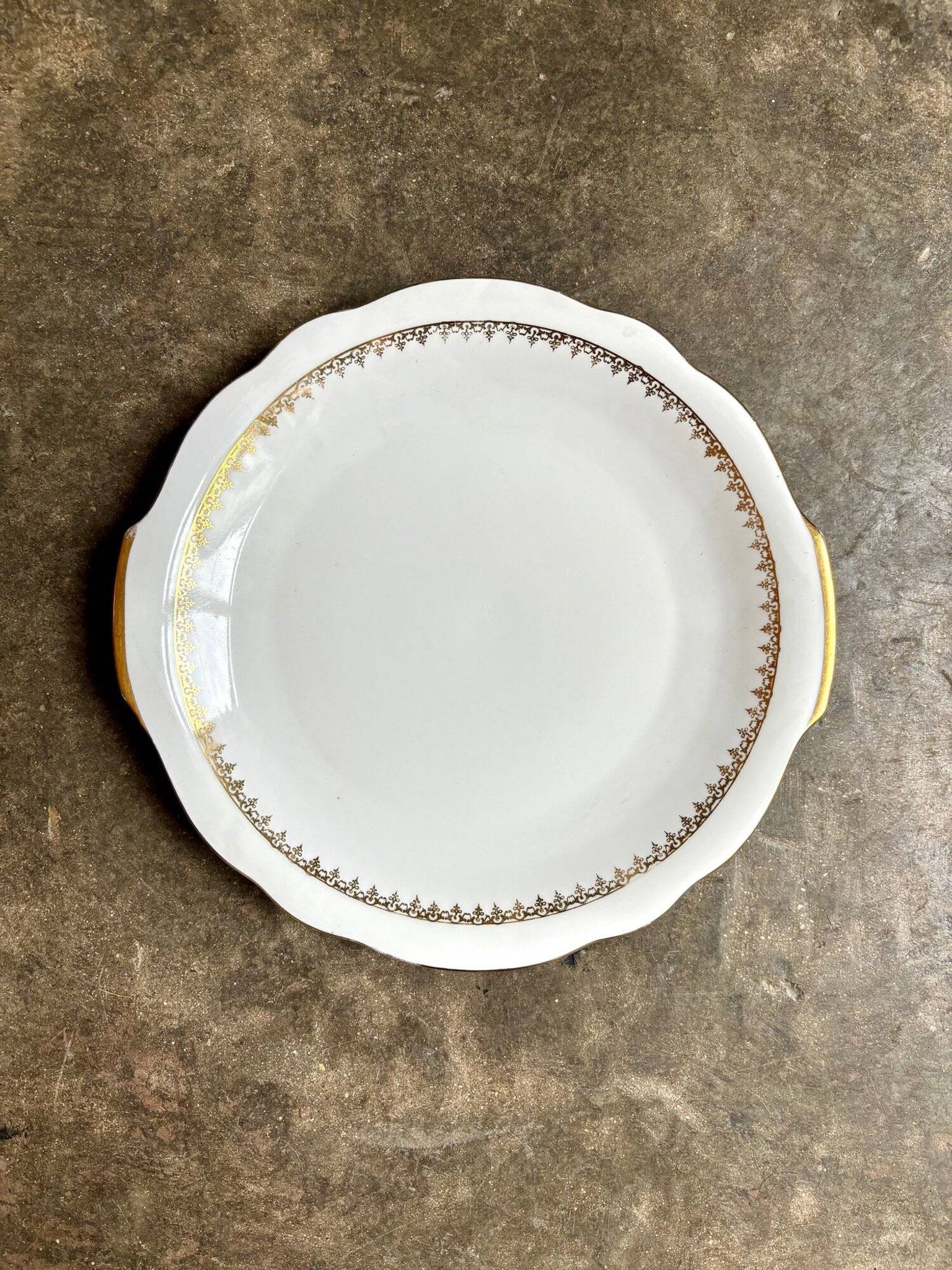 Europorcelaine round dish with ears in white and gold porcelain