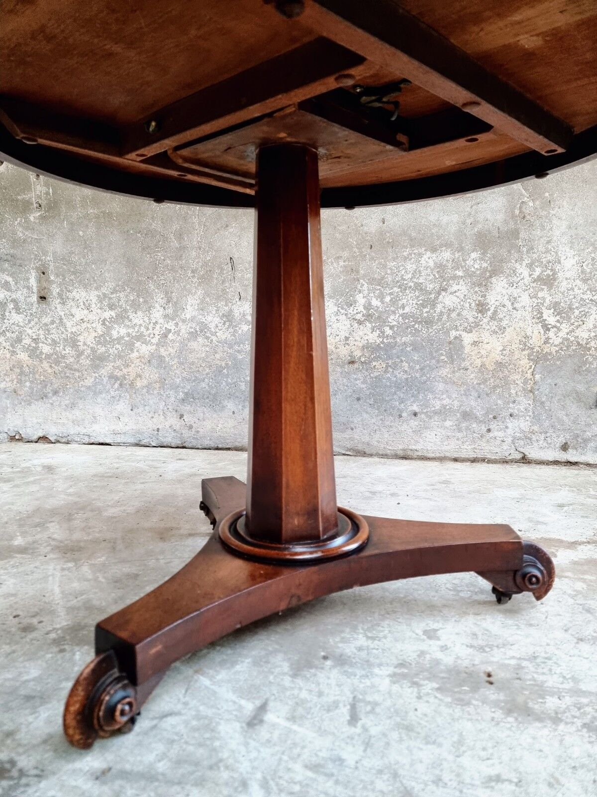 Antique table round dining table 19th century tilt top table