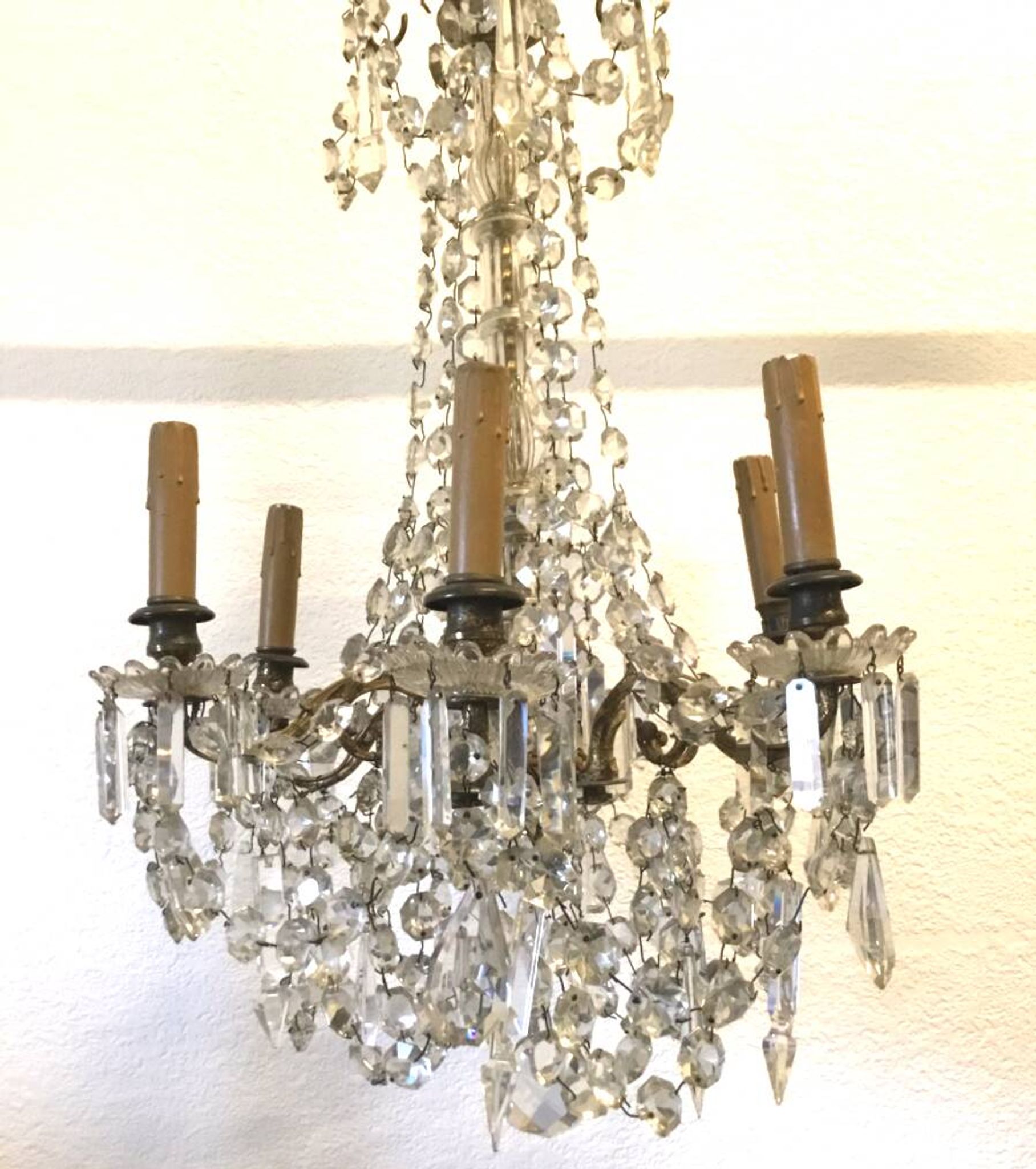 Bronze chandelier with 6 light arms and pendants