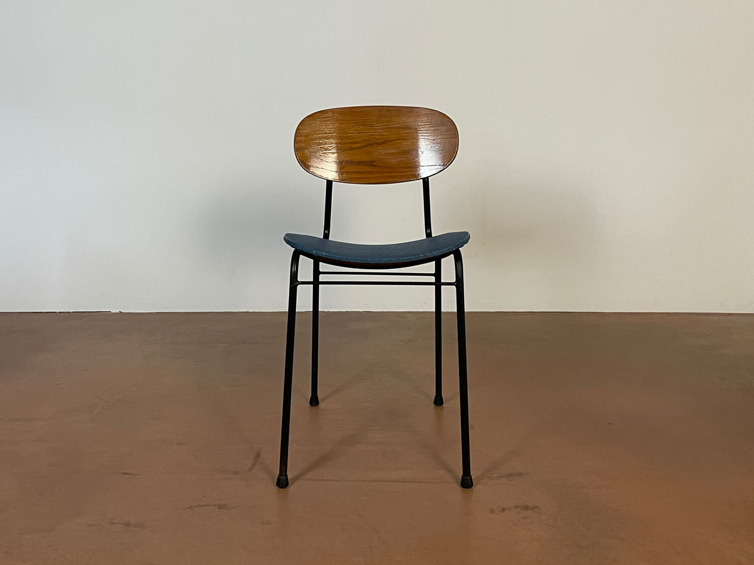 Wooden chairs and skaï