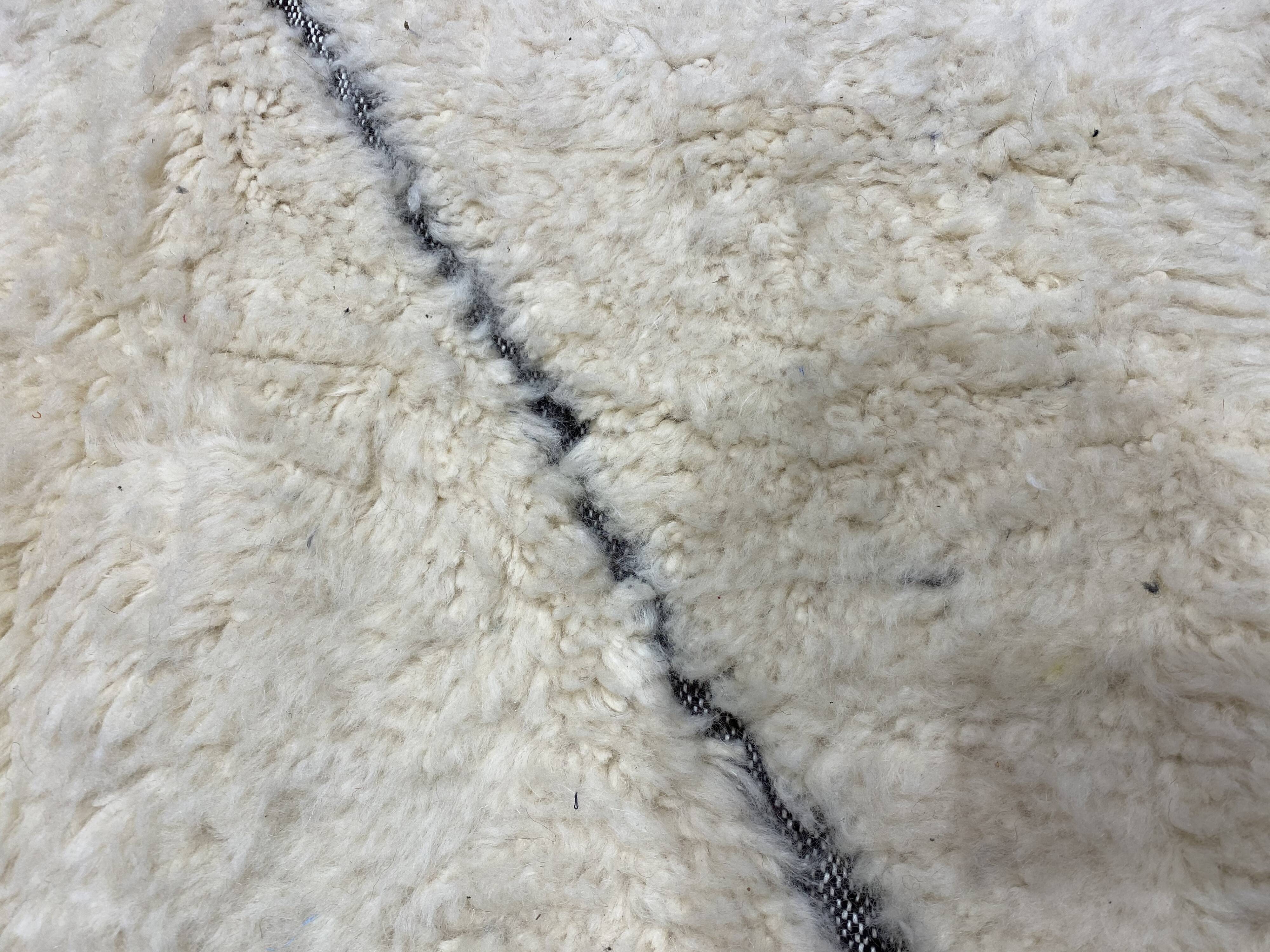 White embossed wool rug 123x165cm