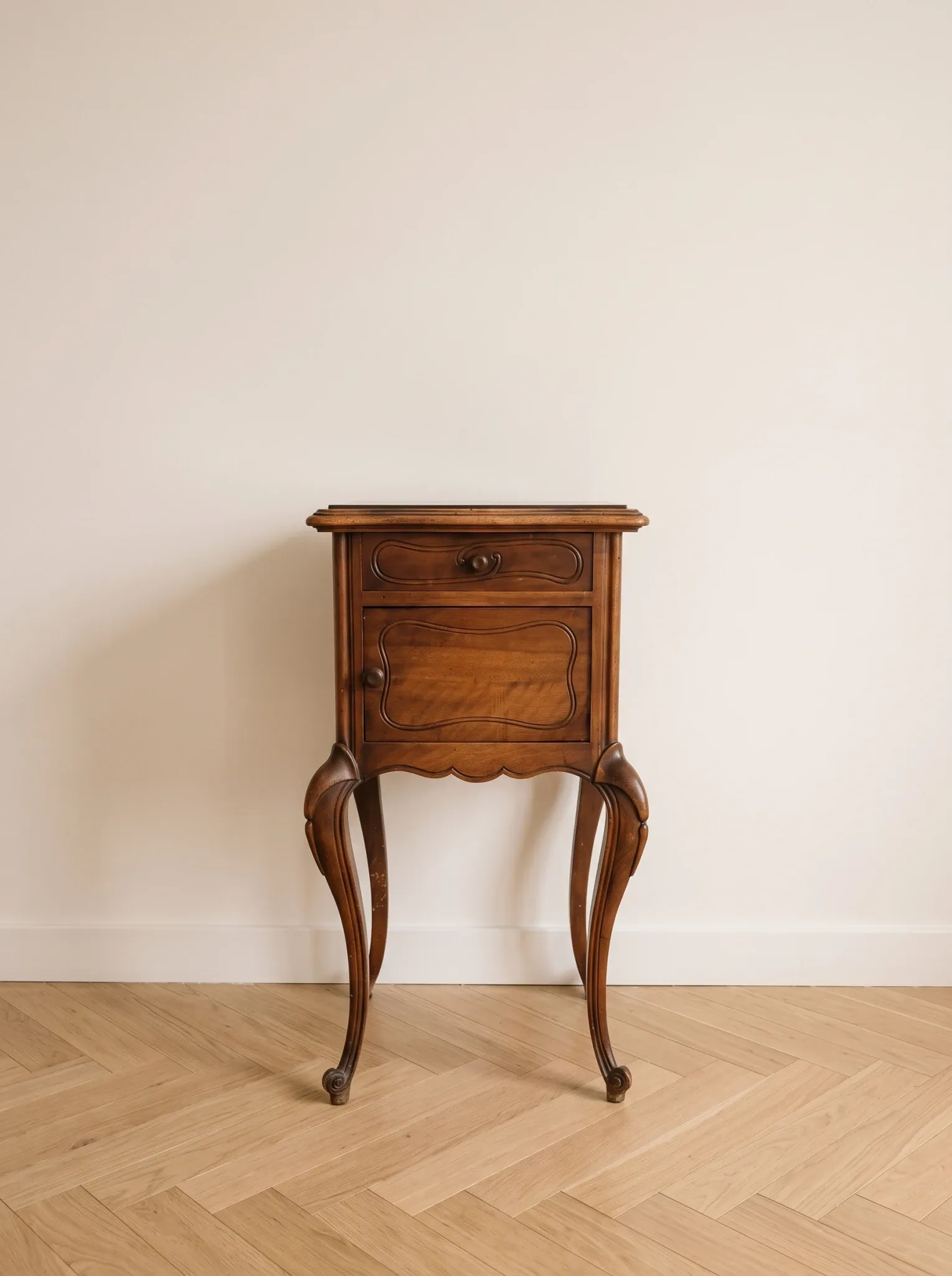 Table de chevet style Louis XV en bois et marbre