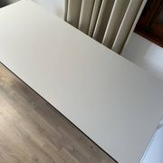 Bureau USM Haller en stratifié gris perle