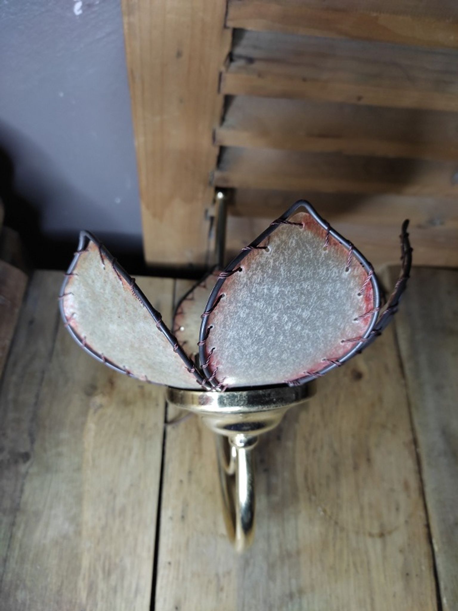 Wall lamp lampshade mother-of-pearl flower petal skin unique support