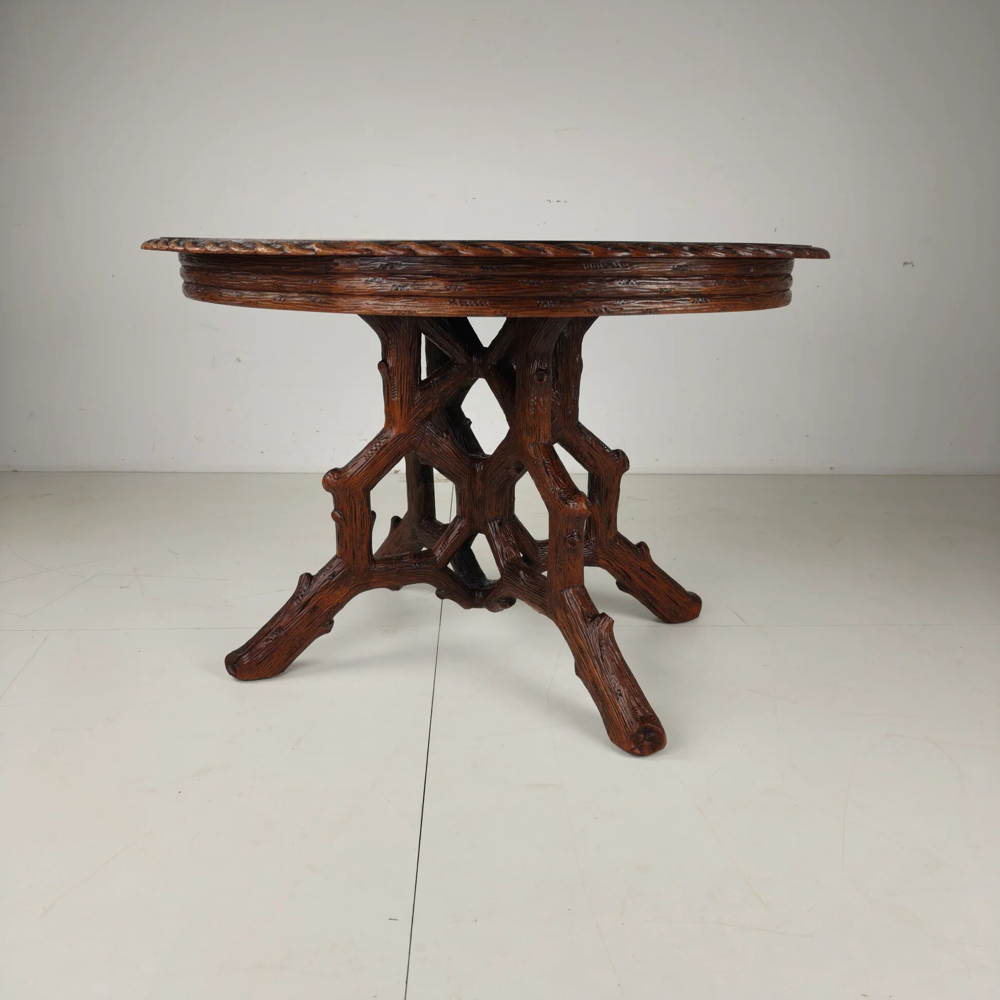 Table à manger de style Forêt-Noire par Horrix – vers 1880