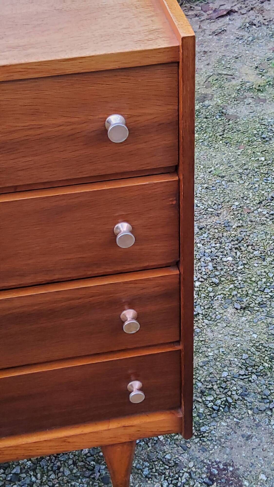 Vintage golden oak chest of drawers with 4 spindle feet from the 1950s