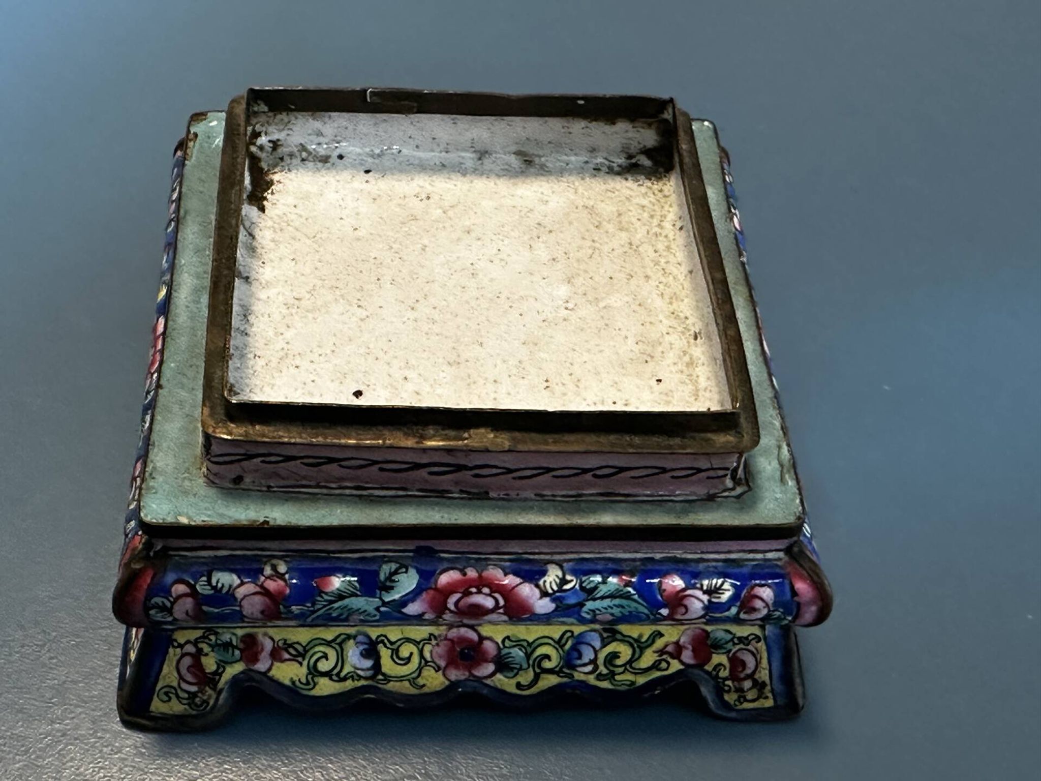 Enamelled copper jardinière with polychrome floral decoration - Canton 18th century.