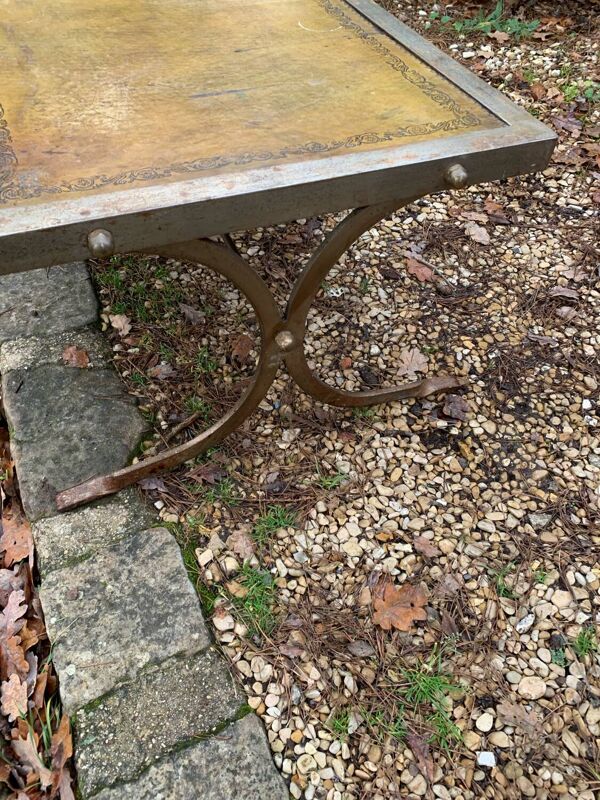 Table basse industrielle en fer forgé argenté et cuir année 70