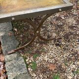 Table basse industrielle en fer forgé argenté et cuir année 70