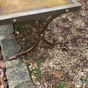 Table basse industrielle en fer forgé argenté et cuir année 70