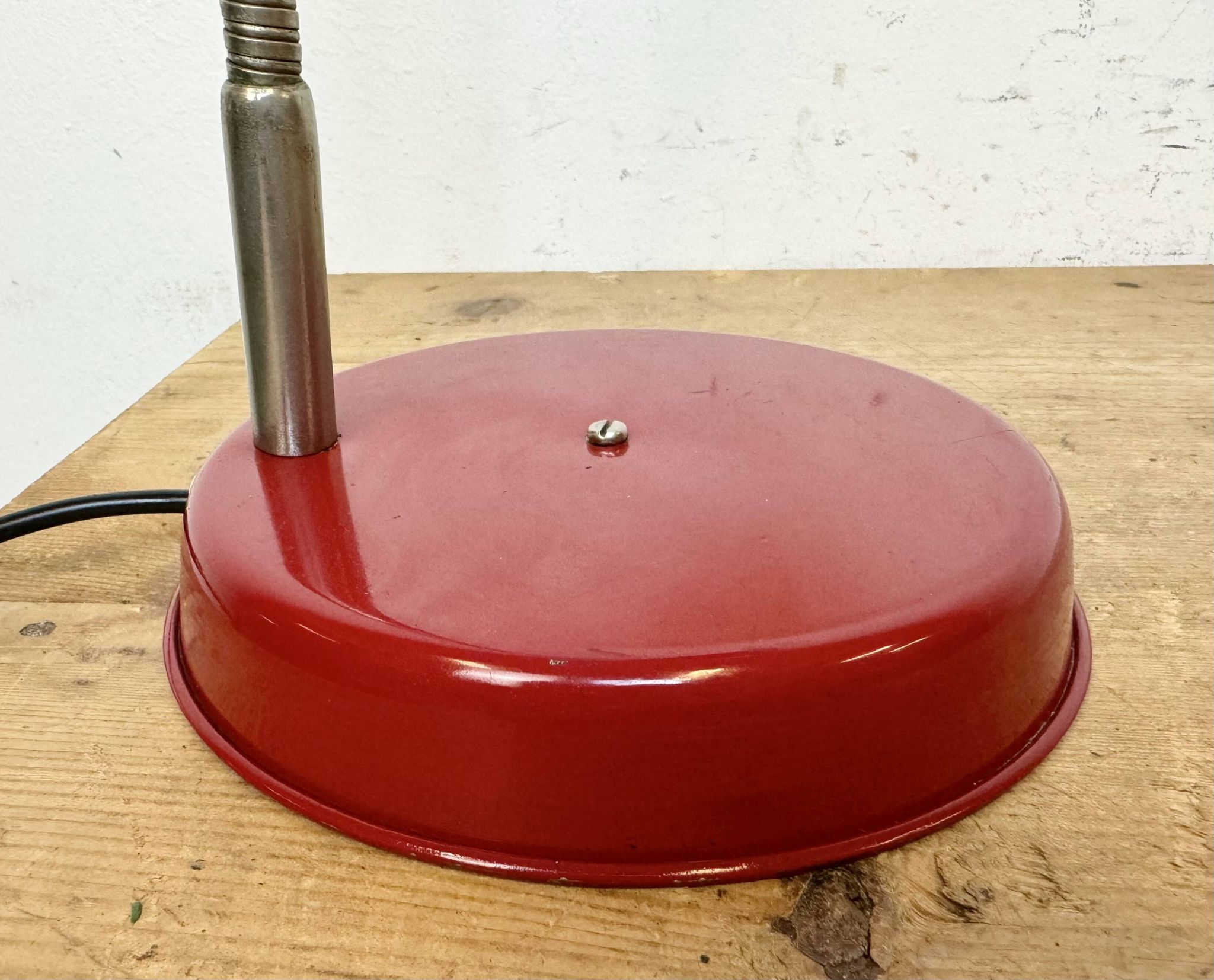 Lampe de Table Industrielle Rouge à Col de Cygne, 1960s